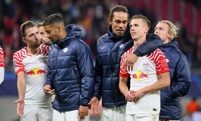 RB Leipzig - Roter Stern Belgrad Champions League Leipzig, 25.10.2023, Red Bull Arena, Fussball , UEFA Champions League, Gruppe G , 3. Spieltag, RB Leipzig vs. Roter Stern Belgrad 3:1 (1:0) , Im Bild: RB Leipzig jubelt nach dem Spiel. Kevin Kampl (44, RB Leipzig), Hugo Novoa (38, RB Leipzig), Yussuf Poulsen (9, RB Leipzig), Dani Olmo (7, RB Leipzig). , Foto nur zur redaktionellen Nutzung bestimmt! . , UEFA regulations prohibit any use of photographs as image sequences and or quasi-video ,