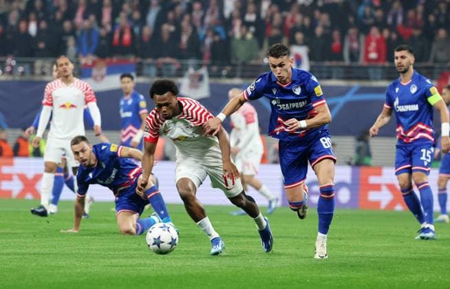 RB Leipzig - Roter Stern Belgrad Champions League Leipzig, 25.10.2023, Red Bull Arena, Champions League, Gruppe G, Spieltag 3 , RB LEIPZIG vs. ROTER STERN BELGRAD 3:1 (1:0) , Im Bild v.l.: Lois Openda (17, RB Leipzig) und Stefan Mitrovic (80, Belgrad) ,