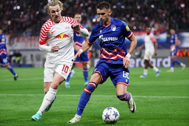 RB Leipzig - Roter Stern Belgrad Champions League Leipzig, 25.10.2023, Red Bull Arena, Champions League, Gruppe G, Spieltag 3 , RB LEIPZIG vs. ROTER STERN BELGRAD 3:1 (1:0) , Im Bild v.l.: Emil Forsberg (10, RB Leipzig) und Stefan Mitrovic (80, Belgrad) ,