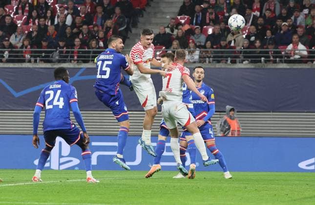 RB Leipzig - Roter Stern Belgrad Champions League Leipzig, 25.10.2023, Red Bull Arena, Champions League, Gruppe G, Spieltag 3 , RB LEIPZIG vs. ROTER STERN BELGRAD 3:1 (1:0) , Im Bild v.l.: Nasser Djiga (24, Belgrad), Aleksandar DragovicÊ(15, Belgrad), Christoph Baumgartner (14, RB Leipzig) und Dani Olmo (7, RB Leipzig) ,