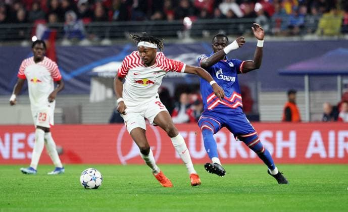 RB Leipzig - Roter Stern Belgrad Champions League Leipzig, 25.10.2023, Red Bull Arena, Champions League, Gruppe G, Spieltag 3 , RB LEIPZIG vs. ROTER STERN BELGRAD 3:1 (1:0) , Im Bild v.l.: Mohamed Simakan (2, RB Leipzig) und Cherif Ndiaye (9, Belgrad) ,