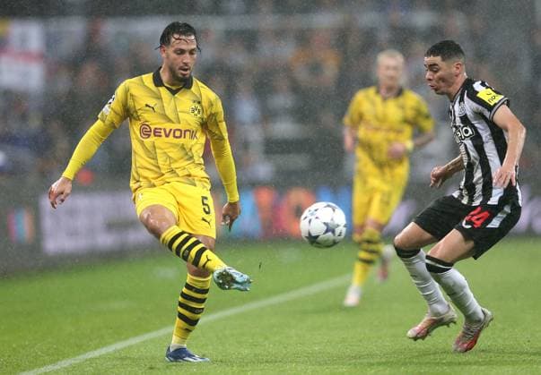 . - Newcastle United v Borussia Dortmund, UEFA Champions League, Group F, St James™s Park Stadium, Newcastle, UK. - 25th October 2023. Ramy Bensebaini of Borussia Dortmund takes on Miguel Almiron of Newcastle United. - Newcastle United v Borussia Dortmund, UEFA Champions League, Group F, St James™s Park Stadium, Newcastle, UK. - 25th October 2023. Newcastle St James™s Park Stadium UK Copyright: xDanxWeirx CP_Newcastle_United_Dortmund_115