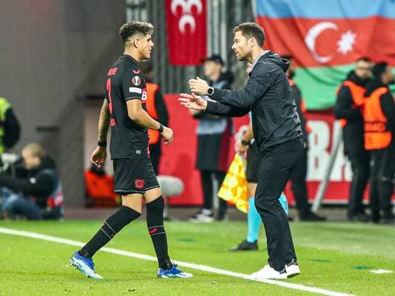 Xabi Alonso (Bayer 04 Leverkusen, Chef-Trainer) und Piero Hincapie Reina (Bayer 04 Leverkusen, 03), GER, Bayer 04 Leverkusen vs. Qarabag Agdam, UEFA Europa League 2023 24, Gruppenphase, 3. Spieltag, 26.10.2023, GER, Bayer 04 Leverkusen vs. Qarabag Agdam, UEFA Europa League 2023 24, Gruppenphase, 3. Spieltag, 26.10.2023, Foto: Eibner-Pressefoto Gabriel Boia Leverkusen Copyright: xGabrielxBoiax EP_EER