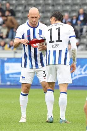 DEU, DFL, 2. FBL, Hertha BSC vs. Paderborn, 28.10.2023, Berliner Olympiastadion, Berlin, DEU, DFL, 2. FBL, Hertha BSC vs. Paderborn, im Bild rote Karte fuer Toni Leistner (Hertha BSC Berlin 37), wechselt die Capitainsbinde mit Fabian Reese (Hertha BSC Berlin 11) DFL - regulations prohibit any use of Photographs as image sequences and or quasi-video Foto: Juergen Engler nordphoto GmbH