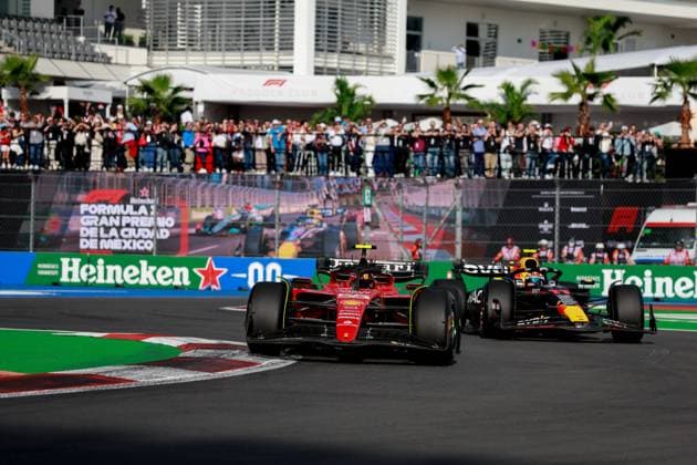 55 SAINZ Carlos (spa), Scuderia Ferrari SF-23, 11 PEREZ Sergio (mex), Red Bull Racing RB19, action during the 2023 Formula 1 Grand Premio de la Ciudad de Mexico, 19th round of the 2023 Formula One World Championship, WM, Weltmeisterschaft from October 27 to 29, 2023 on the Autodromo Hermanos Rodriguez, in Mexico City, Mexico - F1 - MEXICO CITY GRAND PRIX 2023 DPPI Panoramic 00123042_F12023GP20MEX_JK217898