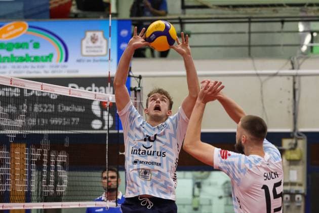Luca Russelmann (ASV Dachau, 10) am Netz, ASV Dachau vs.VC Bitterfeld-Wolfen, Volleyball, Volleyball 1. Bundesliga, 1. Spieltag, Saison 23 24, 28.10.2023, ASV Dachau vs.VC Bitterfeld-Wolfen, Volleyball, Volleyball 1. Bundesliga, 1. Spieltag, Saison 23 24, 28.10.2023 Dachau Copyright: xEibner-Pressefoto JennixMaulx EP_JML