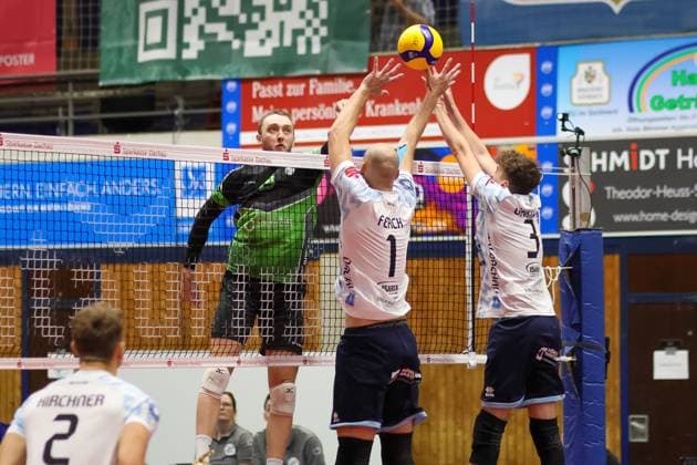 Logan House (VC Bitterfeld-Wolfen, 08) mit Iven Ferch (ASV Dachau, 01) und Moritz Gaertner (ASV Dachau, 03), ASV Dachau vs.VC Bitterfeld-Wolfen, Volleyball, Volleyball 1. Bundesliga, 1. Spieltag, Saison 23 24, 28.10.2023, ASV Dachau vs.VC Bitterfeld-Wolfen, Volleyball, Volleyball 1. Bundesliga, 1. Spieltag, Saison 23 24, 28.10.2023 Dachau Copyright: xEibner-Pressefoto JennixMaulx EP_JML