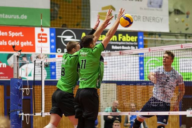 Daniel Kirchner (ASV Dachau, 02) mit Logan House (VC Bitterfeld-Wolfen, 08) und Sebastian Lucas Roesler (VC Bitterfeld-Wolfen, 11) am Netz, ASV Dachau vs.VC Bitterfeld-Wolfen, Volleyball, Volleyball 1. Bundesliga, 1. Spieltag, Saison 23 24, 28.10.2023, ASV Dachau vs.VC Bitterfeld-Wolfen, Volleyball, Volleyball 1. Bundesliga, 1. Spieltag, Saison 23 24, 28.10.2023 Dachau Copyright: xEibner-Pressefoto JennixMaulx EP_JML