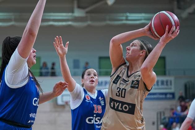 Elea Gaba (Lions, 17), Anissa Pounds (Lions, 16), Isabelle Spingola (Saarlouis, 30), Gisa Lions MBC - Saarlouis Royals, Damen Basketball Bundesliga, DBBL, 5. Spieltag, Saison 2023 2024, 29.10.2023, Halle SWH Arena Sachsen-Anhalt Deutschland