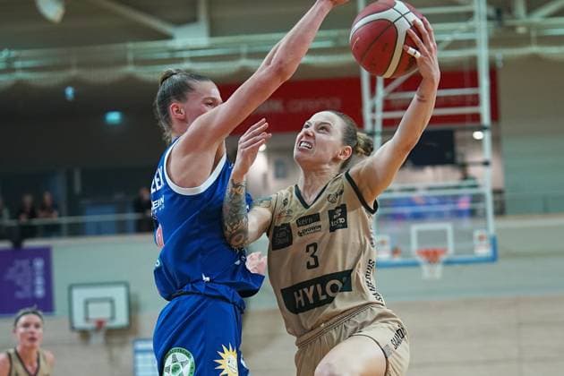 Meret Kleine-Beek (Lions, 19), Sylwia Bujniak (Saarlouis, 3), Gisa Lions MBC - Saarlouis Royals, Damen Basketball Bundesliga, DBBL, 5. Spieltag, Saison 2023 2024, 29.10.2023, Halle SWH Arena Sachsen-Anhalt Deutschland