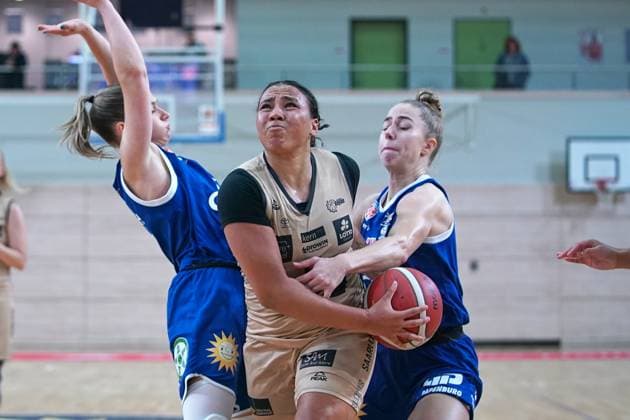 Sport Bilder des Tages Laura Schinkel (Lions, 7), Destiny Littleton (Saarlouis, 11), Lotta Stach (Lions, 14), Gisa Lions MBC - Saarlouis Royals, Damen Basketball Bundesliga, DBBL, 5. Spieltag, Saison 2023 2024, 29.10.2023, Halle SWH Arena Sachsen-Anhalt Deutschland