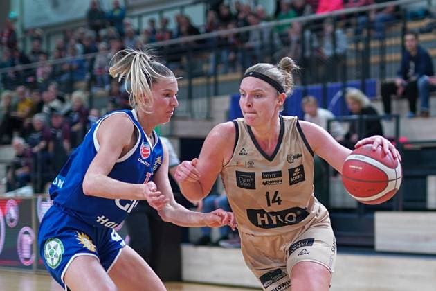 Meret Kleine-Beek (Lions, 19), Devon Brookshire (Saarlouis, 14), Gisa Lions MBC - Saarlouis Royals, Damen Basketball Bundesliga, DBBL, 5. Spieltag, Saison 2023 2024, 29.10.2023, Halle SWH Arena Sachsen-Anhalt Deutschland