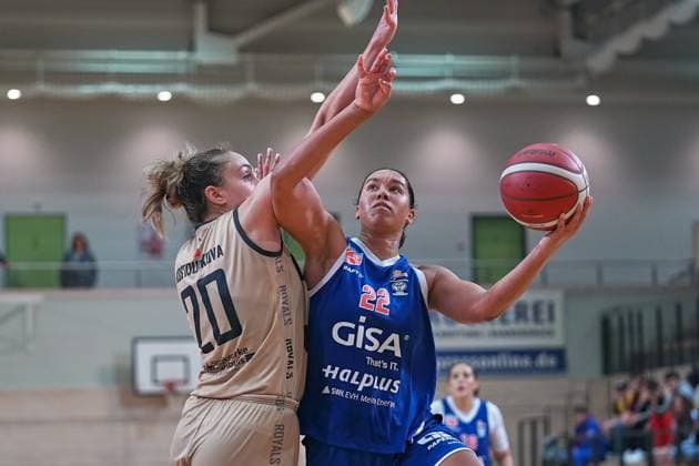 Maria Kostourkova (Saarlouis, 20), Courtney Warley (Lions, 22), Gisa Lions MBC - Saarlouis Royals, Damen Basketball Bundesliga, DBBL, 5. Spieltag, Saison 2023 2024, 29.10.2023, Halle SWH Arena Sachsen-Anhalt Deutschland