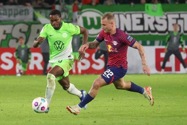 31.10.2023, xgox, Fussball DFB Pokal 2.Runde, VfL Wolfsburg - RB Leipzig emspor, v.l. Ridle Baku (Wolfsburg, 20), David Raum (Leipzig, 22) Zweikampf, Duell, Kampf, tackle (DFL DFB REGULATIONS PROHIBIT ANY USE OF PHOTOGRAPHS as IMAGE SEQUENCES and or QUASI-VIDEO) Wolfsburg