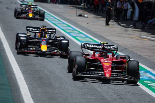 55 SAINZ Carlos (spa), Scuderia Ferrari SF-23, 01 VERSTAPPEN Max (nld), Red Bull Racing RB19, action during the 2023 Formula 1 Rolex Grande Premio de Sao Paulo, 20th round of the 2023 Formula One World Championship, WM, Weltmeisterschaft from November 3 to 5, 2023 on the Autodromo Josà Carlos Pace, in Sao Paulo, Brazil - F1 - SAO PAULO GRAND PRIX 2023 DPPI Panoramic 00123044_G0OD1058