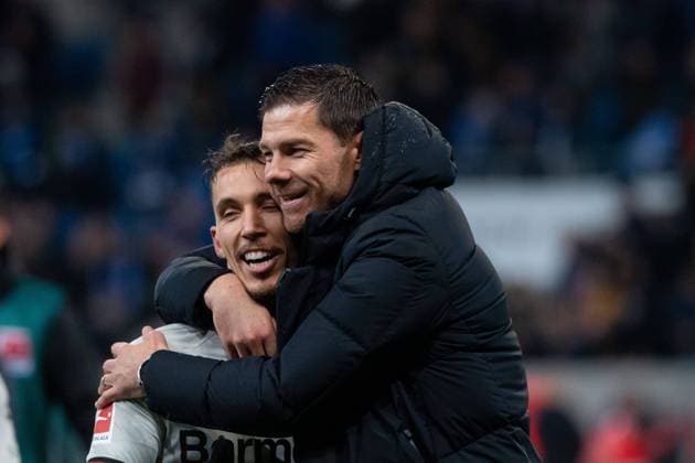Alejandro Grimaldo (Bayer 04 Leverkusen, 20), Xabi Alonso (Bayer 04 Leverkusen, Trainer) jubeln ueber den Sieg, GER, TSG 1899 Hoffenheim (TSG) vs Bayer 04 Leverkusen (B04), Fussball Bundesliga, 10. Spieltag, Saison 2023 2024, 04.11.2023 DFB DFL regulations prohibit any use of photographs as image sequences and or quasi-video GER, TSG 1899 Hoffenheim (TSG) vs Bayer 04 Leverkusen (B04), Fussball Bundesliga, 10. Spieltag, Saison 2023 2024, 04.11.2023 Sinsheim Copyright: xEibner-Pressefoto Memmlerx EP_MMR