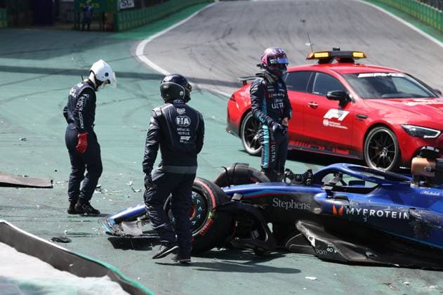 ALBON Alexander (tha), Williams Racing FW45, portrait crash, accident,marshals, safety car, during the 2023 Formula 1 Rolex Grande Premio de Sao Paulo, 20th round of the 2023 Formula One World Championship, WM, Weltmeisterschaft from November 3 to 5, 2023 on the Autodromo Josà Carlos Pace, in Sao Paulo, Brazil - F1 - SAO PAULO GRAND PRIX 2023 - RACE DPPI Panoramic G0OD9307 copie