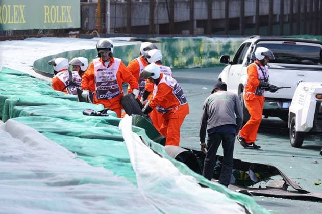 ALBON Alexander (tha), Williams Racing FW45, portrait crash, accident, marshall, commissaire de piste, during the 2023 Formula 1 Rolex Grande Premio de Sao Paulo, 20th round of the 2023 Formula One World Championship, WM, Weltmeisterschaft from November 3 to 5, 2023 on the Autodromo Josà Carlos Pace, in Sao Paulo, Brazil - F1 - SAO PAULO GRAND PRIX 2023 - RACE DPPI Panoramic G0OD9322 copie