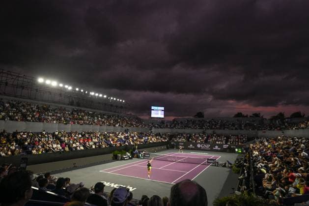 2023 WTA, Tennis Damen Finals - Final Day CANCUN, MEXICO - NOVEMBER 5: Iga Swiatek (R) of Poland vs Aryna Sabalenka (L), during the rescheduled Semi-Final match, on Day 8 of GNP Seguros WTA Finals Cancun 2023, part of the Hologic WTA Tour, on November 5, 2023, in Cancun, Quintana Roo, Mexico. Cancun Mexico Copyright: xArturxWidakx originalFilename:widak-2023wtaf231105_npNpt.jpg