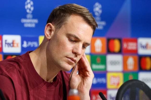 Manuel Neuer (FC Bayern Muenchen, 01) bei der Pressekonferenz, mit Knopf im Ohr, Uebersetzng, Dolmetscher, Galatasaray SK, Internationale Pressekonferenz Champions League, Saison 23 24, 07.11.2023 , FC Bayern Muenchen, Internationale Pressekonferenz Champions League, Saison 23 24, 07.11.2023 Muenchen Copyright: xEibner-Pressefoto JennixMaulx EP_JML