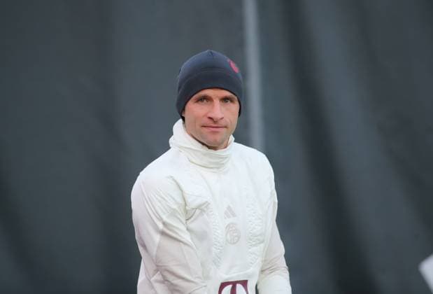 München, Deutschland 07. November 2023: Fussball, Herren, Saison 2023 2024, FC Bayern München, Säbener Strasse, Trainingsgelände, Training, Abschlusstraining, Champions League Thomas Müller, Mueller (FC Bayern München) Kopf, Oberkörper auf dem Weg zum Trainingsplatz mit Mütze