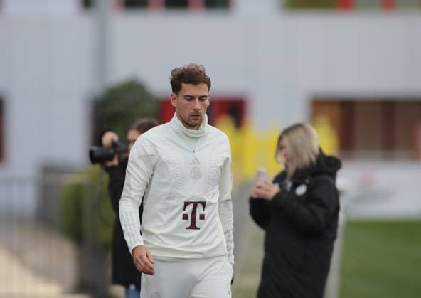 München, Deutschland 07. November 2023: Fussball, Herren, Saison 2023 2024, FC Bayern München, Säbener Strasse, Trainingsgelände, Training, Abschlusstraining, Champions League Leon Goretzka (FC Bayern München) Kopf, Oberkörper auf dem Weg zum Trainingsplatz, nachdenklich, Blick nach unten