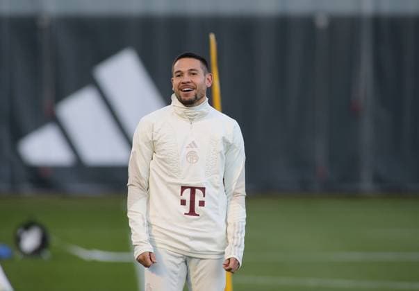 München, Deutschland 07. November 2023: Fussball, Herren, Saison 2023 2024, FC Bayern München, Säbener Strasse, Trainingsgelände, Training, Abschlusstraining, Champions League Raphael Guerreiro (FC Bayern München) Kopf, Oberkörper auf dem Weg zum Trainingsplatz, grinsen