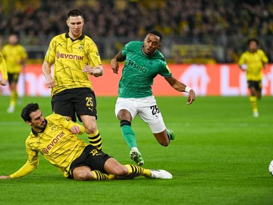Mats Hummels (Borussia Dortmund 09, 15) mit einer Graetsche gegen Joe Willock (Newcastle United, 28). Dabei Niklas Suele (Borussia Dortmund 09, 25). Borussia Dortmund vs. Newcastle United, Fussball, UEFA Champions League, 04. Spieltag, Saison 2023 2024, 07.11.2023 Borussia Dortmund vs. Newcastle United, Fussball, UEFA Champions League, 04. Spieltag, Saison 2023 2024, 0307.11.2023 Dortmund Copyright: xEibner-Pressefoto ThomasxHaeslerx EP_THR