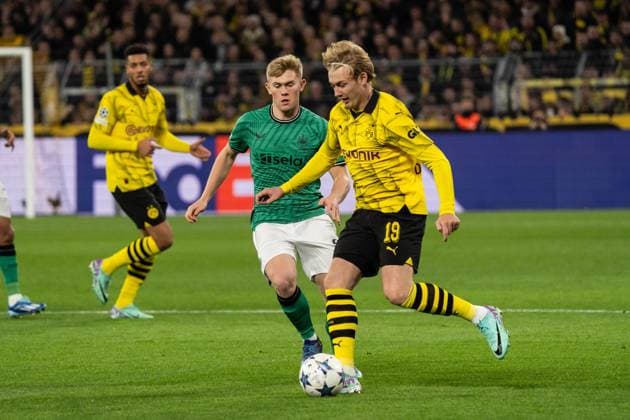 GER, UEFA Champions League, Borussia Dortmund vs Newcastle United, Gruppenphase 4. Spieltag 07.11.2023, Signal Iduna Park, Dortmund, GER, UEFA Champions League, Borussia Dortmund vs Newcastle United, Gruppenphase 4. Spieltag Im Bild:Zweikampf zwischen Julian Brandt (BV Borussia Dortmund, 19) und Lewis Hall (Newcastle United, 20) Ganzkörper Ganzkoerper ; Ball am Fuss; Querformat
