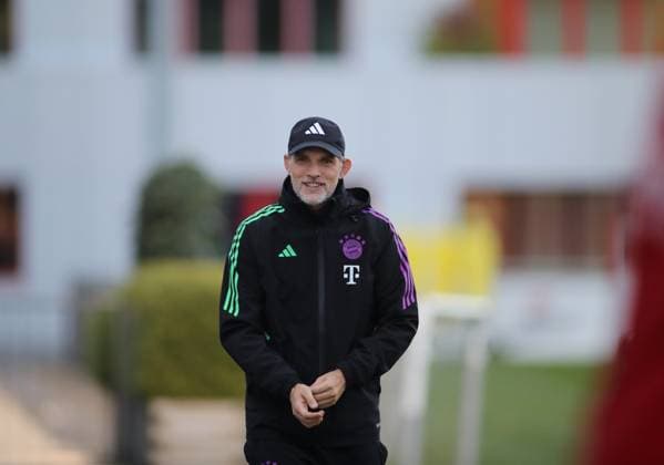 München, Deutschland 07. November 2023: Fussball, Herren, Saison 2023 2024, FC Bayern München, Säbener Strasse, Trainingsgelände, Training, Abschlusstraining, Champions League Thomas Tuchel, Trainer (FC Bayern München) Kopf, Oberkörper, auf dem Weg zum Trainingsplatz, lächeln, gut gelaunt