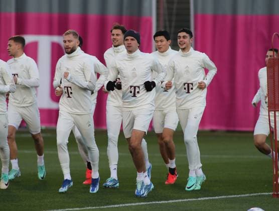 München, Deutschland 07. November 2023: Fussball, Herren, Saison 2023 2024, FC Bayern München, Säbener Strasse, Trainingsgelände, Training, Abschlusstraining, Champions League Konrad Laimer (FC Bayern München) mit Thomas Müller, Mueller (FC Bayern München) und Aleksandar Pavlovic (FC Bayern München) (v.l.n.r.) beim Laufen, Aufwärmen