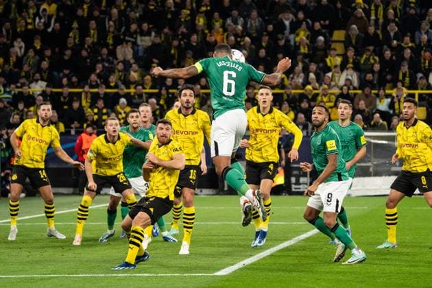 GER, UEFA Champions League, Borussia Dortmund vs Newcastle United, Gruppenphase 4. Spieltag 07.11.2023, Signal Iduna Park, Dortmund, GER, UEFA Champions League, Borussia Dortmund vs Newcastle United, Gruppenphase 4. Spieltag Im Bild: Kopfball Jamaal Lascelles (Newcastle United, 6)
