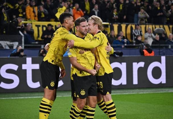 Jubel 1:0, Niclas Füllkrug (Borussia Dortmund), mi., wird von Felix Nmecha (Borussia Dortmund), li., und Julian Brandt (Borussia Dortmund) gefeiert 07.11.2023, Fussball Champions League, Saison 2023 2024, Vorrunde, 4. Spieltag, Borussia Dortmund - Newcastle United Dortmund Signal Iduna Park Nordrhein Westfalen Deutschland