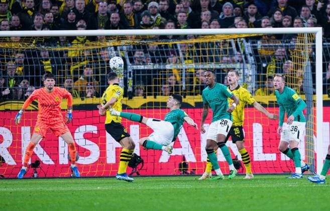 EDITORIAL USE ONLY No use with unauthorised audio, video, data, fixture lists, club league logos or live services. Online in-match use limited to 120 images, no video emulation. No use in betting, games or single club league player publications. Borussia Dortmund v Newcastle United, UEFA Champions League, Group F, Football, Signal Iduna Park, Dortmund, Germany - 07 Nov 2023 EDITORIAL USE ONLY No use with unauthorised audio, video, data, fixture lists, club league logos or live services. Online in-match use limited to 120 images, no video emulation. No use in betting, games or single club league player publications. Copyright: xDavexShopland Shutterstockx 14186379ao