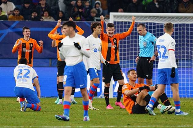 Schachtar Donezk jubelt Jubel nach Sieg Spielende, FC Barcelona, Barca enttaeuscht enttaeuschung nach Niederlage GER, Schachtar Donezk vs. FC Barcelona, Fussball, Champions League, Gruppe H, Spieltag 4, Saison 2023 2024, 07.11.2023 GER, Schachtar Donezk vs. FC Barcelona, Fussball, Champions League, Gruppe H, Spieltag 4, Saison 2023 2024, 07.11.2023 Hamburg Copyright: xEibner-Pressefoto MarcelxvonxFehrnx EP_MFN