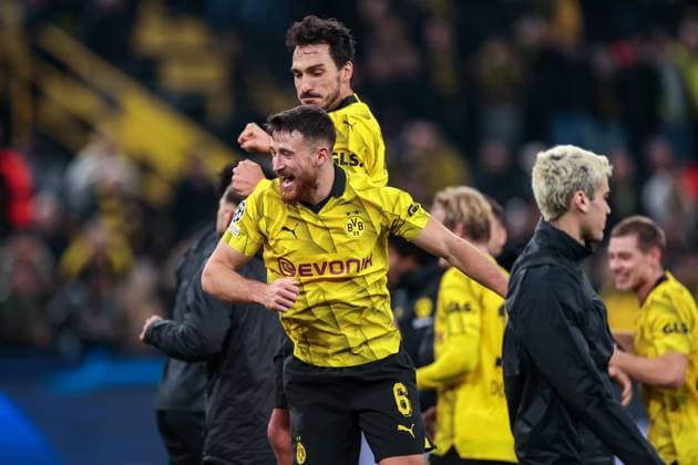 07.11.2023, Fussball, Saison 2023 2024, UCL, UEFA Champions League, Gruppenphase, 4. Spieltag, Borussia Dortmund - Newcastle United, v. l. Salih Özcan (Borussia Dortmund), Mats Hummels (Borussia Dortmund), Dortmund Signal Iduna Park NRW Deutschland xRHR-FOTO DEx Copyright: DennisxEwert RHR-FOTOx RHR-FOTO DE