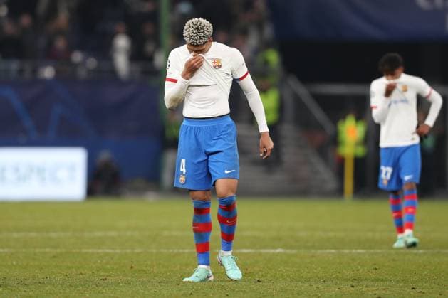 07.11.2023, xtgx, Fussball, UEFA Champions League, Schachtar Donezk - FC Barcelona, Barca emspor, v.l. Ronald Araujo (Barcelona, 4) enttaeuscht, schaut enttaeuscht, niedergeschlagen, disappointed (DFL DFB REGULATIONS PROHIBIT ANY USE OF PHOTOGRAPHS as IMAGE SEQUENCES and or QUASI-VIDEO) Hamburg