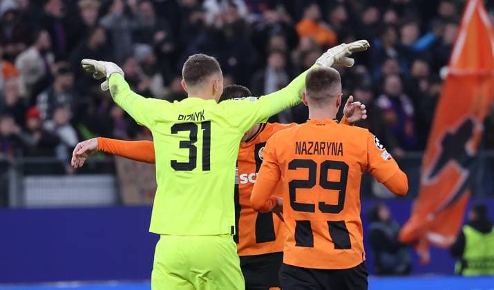 Dmytro Riznyk (FC Shakhtar Donetsk)Freude ueber den Sieg, rechts Yehor Nazaryna (FC Shakhtar Donetsk) Fussball, UEFA Champions League, Gruppenphase, Saison 2023-2024, Herren, UCL, Men, Volksparkstadion, FC Shakhtar Schachtar Donezk (UKR) gegen FC Barcelona, Barca , 1-0