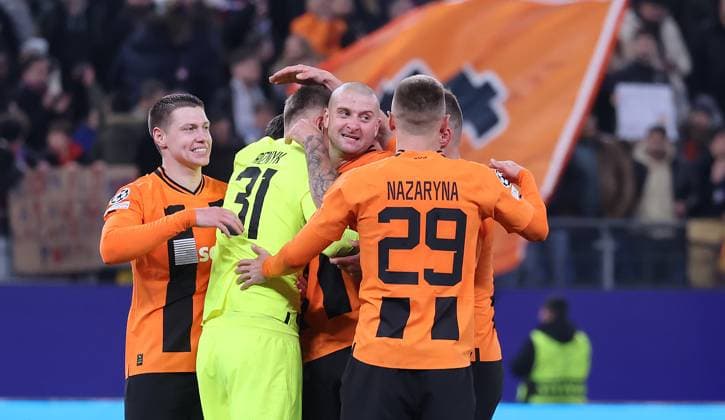 Freude bei Dmytro Riznyk (FC Shakhtar Donetsk) und seinem Team Fussball, UEFA Champions League, Gruppenphase, Saison 2023-2024, Herren, UCL, Men, Volksparkstadion, FC Shakhtar Schachtar Donezk (UKR) gegen FC Barcelona, Barca , 1-0