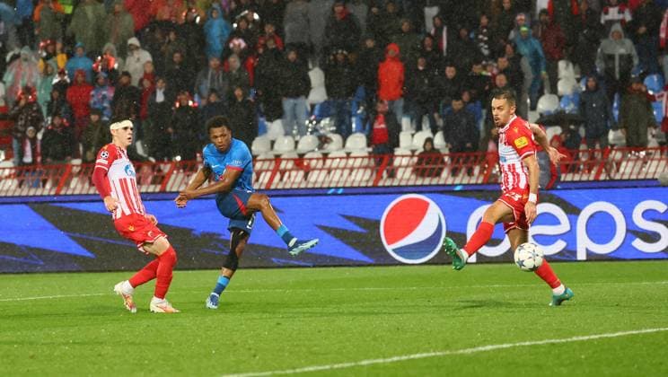 Roter Stern Belgrad - RB Leipzig Champions League Beograd, 07.11.2023, Stadion Rajko Mitic, Fussball , UEFA Champions League, Gruppe G , Spieltag 4 , Roter Stern Belgrad vs. RB Leipzig , Tor für Leipzig zum 0:2. Im Bild: Torschütze Lois Openda (mi., 17, RB Leipzig) zieht ab und trifft , Foto nur zur redaktionellen Nutzung bestimmt! . , UEFA regulations prohibit any use of photographs as image sequences and or quasi-video ,