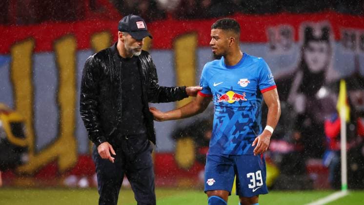 Roter Stern Belgrad - RB Leipzig Champions League Beograd, 07.11.2023, Stadion Rajko Mitic, Fussball , UEFA Champions League, Gruppe G , Spieltag 4 , Roter Stern Belgrad vs. RB Leipzig , Im Bild von li.: Trainer Marco Rose (RB Leipzig) und Benjamin Henrichs (39, RB Leipzig) , Foto nur zur redaktionellen Nutzung bestimmt! . , UEFA regulations prohibit any use of photographs as image sequences and or quasi-video ,