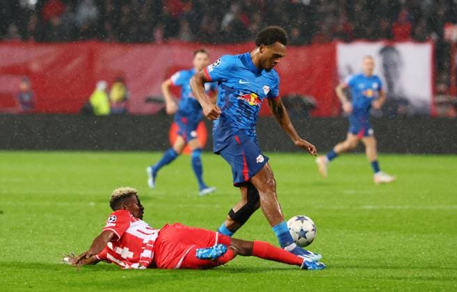 Roter Stern Belgrad - RB Leipzig Champions League Beograd, 07.11.2023, Stadion Rajko Mitic, Fussball , UEFA Champions League, Gruppe G , Spieltag 4 , Roter Stern Belgrad vs. RB Leipzig , Im Bild von li.: Peter Olayinka (14, Belgrad) attackiert Lois Openda (17, RB Leipzig) , Foto nur zur redaktionellen Nutzung bestimmt! . , UEFA regulations prohibit any use of photographs as image sequences and or quasi-video ,