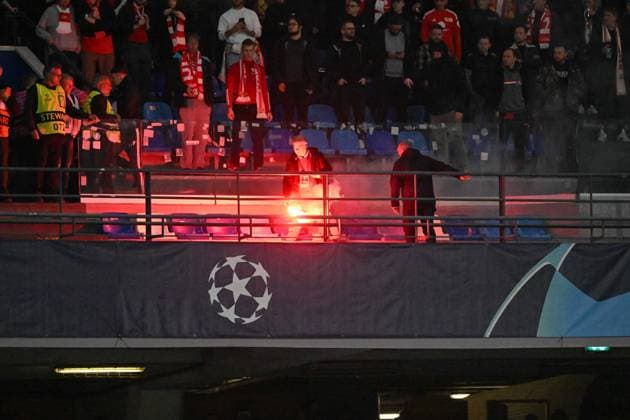 Fussball, Herren, Saison 2023 2024, UEFA Champions League (Gruppe C, 4. Spieltag), SSC Neapel - 1. FC Union Berlin, v. l. Fans von SSC Neapel werfen Pyro, Pyrotechnik, Bengalos in den Gästeblock der Fans von 1. FC Union Berlin, 08.11. 2023, Copyright: xMatthiasxKochx