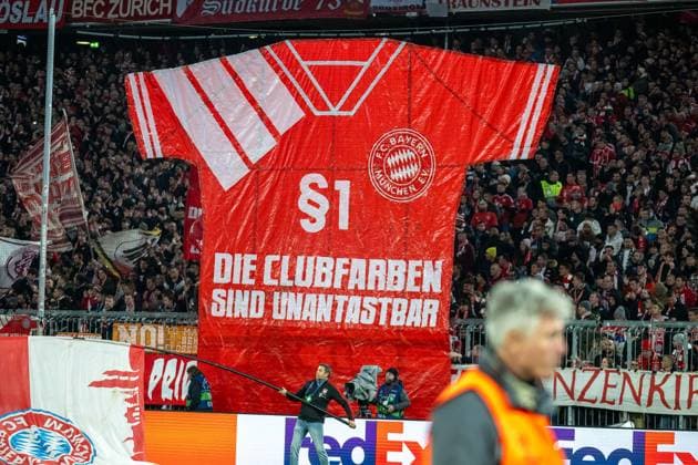 Plakat der Fans und Zuschauer von Miuenchen, Die Clubfarben sind unantastbar, GER, FC Bayern Muenchen (FCB) vs. Galatasaray Istanbul, Fussball, Champions League, Gruppenphase, Spielzeit 2023 2024, 08.11.2023, DFB DFL regulations prohibit any use of photographs as image sequences and or quasi-video., GER, FC Bayern Muenchen (FCB) vs. Galatasaray Istanbul, Fussball, Champions League, Gruppenphase, Spielzeit 2023 2024, 08.11.2023 Muenchen Copyright: xEibner-Pressefoto SaschaxWaltherx EP_EER