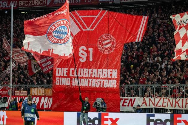 Plakat der Fans und Zuschauer von Miuenchen, Die Clubfarben sind unantastbar, GER, FC Bayern Muenchen (FCB) vs. Galatasaray Istanbul, Fussball, Champions League, Gruppenphase, Spielzeit 2023 2024, 08.11.2023, DFB DFL regulations prohibit any use of photographs as image sequences and or quasi-video., GER, FC Bayern Muenchen (FCB) vs. Galatasaray Istanbul, Fussball, Champions League, Gruppenphase, Spielzeit 2023 2024, 08.11.2023 Muenchen Copyright: xEibner-Pressefoto SaschaxWaltherx EP_EER