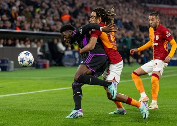 Kampf um den Ball Zweikampf zwischen Alphonso Davies (FC Bayern Muenchen, 19) und Sacha Boey (Galatasaray Istanbul, 93). GER, FC Bayern Muenchen vs. Galatasaray Istanbul, Fussball, Champions League, Gruppenphase, 4. Spieltag, Spielzeit 2023 2024, 08.11.2023. (DFL DFB REGULATIONS PROHIBIT ANY USE OF PHOTOGRAPHS as IMAGE SEQUENCES and or QUASI-VIDEO). GER, FC Bayern Muenchen vs. Galatasaray Istanbul, Fussball, Champions League, Gruppenphase, 4. Spieltag, Spielzeit 2023 2024, 08.11.2023. Muenchen Copyright: xEibner-Pressefoto HeikexFeinerx EP_HFR