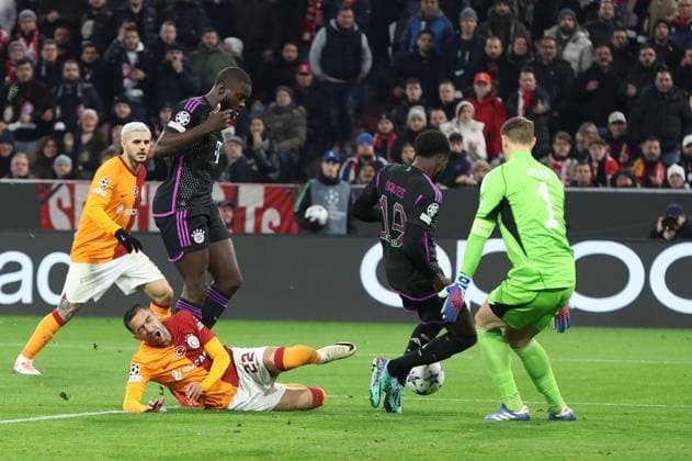 im Zweikampf, Aktion, mit Hakim Ziyech 22 (Galatasaray), Dayot Upamecano 2 (FC Bayern Muenchen), Alphonso Davies 19 (FC Bayern Muenchen), Manuel Neuer 1 (FC Bayern Muenchen), FC Bayern Muenchen vs. Galatasaray Istanbul , Champions League, Fussball, Vorrunde, Rueckspiel, 08.11.2023 Muenchen Bayern Germany