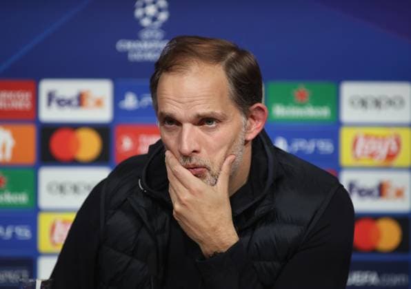 München, Deutschland 08. November 2023: Fussball, Herren, Champions League, 4.Spieltag, Saison 2023 2024, FC Bayern München - Galatasaray Istanbul, Allianz Arena Thomas Tuchel, Trainer (FC Bayern München) mit der Hand am Kinn, nachdenken, nachdenklich, überlegen, fragend, auf der Pressekonferenz, Kopf, Portrait