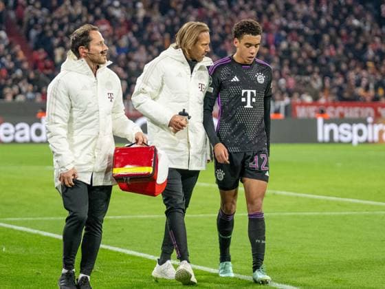 Jamal Musiala (FC Bayern Muenchen, 42), verletzt, GER, FC Bayern Muenchen (FCB) vs. Galatasaray Istanbul, Fussball, Champions League, Gruppenphase, Spielzeit 2023 2024, 08.11.2023, DFB DFL regulations prohibit any use of photographs as image sequences and or quasi-video., GER, FC Bayern Muenchen (FCB) vs. Galatasaray Istanbul, Fussball, Champions League, Gruppenphase, Spielzeit 2023 2024, 08.11.2023 Muenchen Copyright: xEibner-Pressefoto SaschaxWaltherx EP_EER