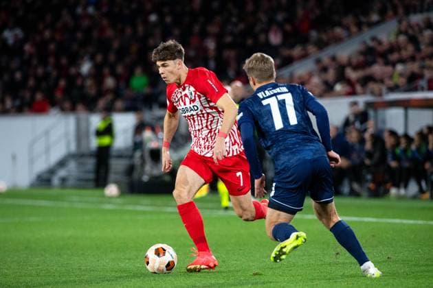 Noah Weisshaupt (SC Freiburg, 07) im Zweikampf mit Jovan Vlalukin (FK TSC Backa Topola, 77), GER, SC Freiburg vs FK TSC Backa Topola, Fussball UEFA Europa League, Gruppe A, 4. Spieltag, Saison 2023 2024, 09.11.2023 GER, SC Freiburg vs FK TSC Backa Topola, Fussball UEFA Europa League, Gruppe A, 4. Spieltag, Saison 2023 2024, 09.11.2023 Freiburg Copyright: xEibner-Pressefoto Memmlerx EP_MMR